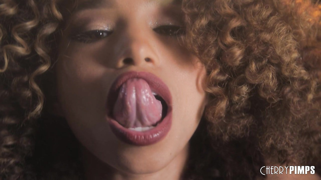 Піаністка доводить себе до шаленої вершини на інструменті