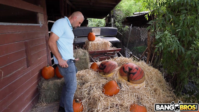 Дві шалені брюнетки і чоловік — шалений тріо на вулиці