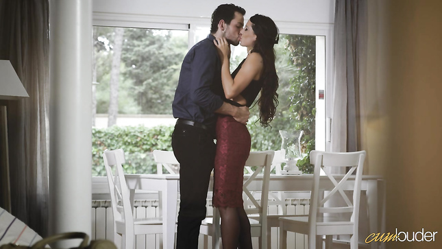 Брюнетка в панчохах: ніч для щедрого чоловіка