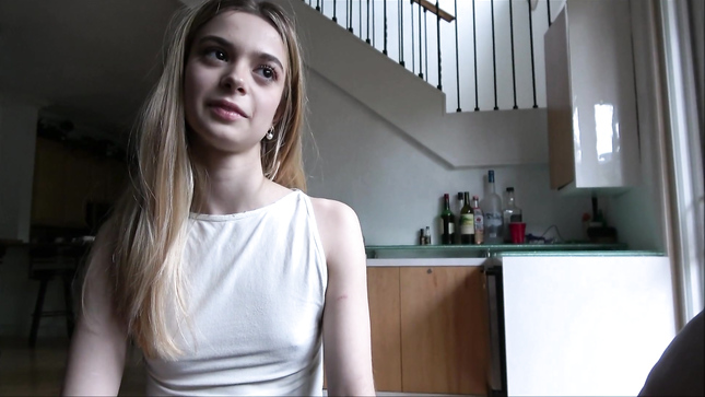 Несмілива дівчинка відкриває секрети дорослих утіх