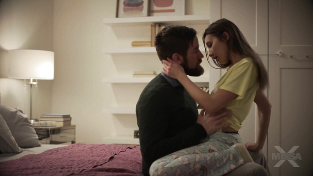 Маленька шалунка й бородач: ніч без табу