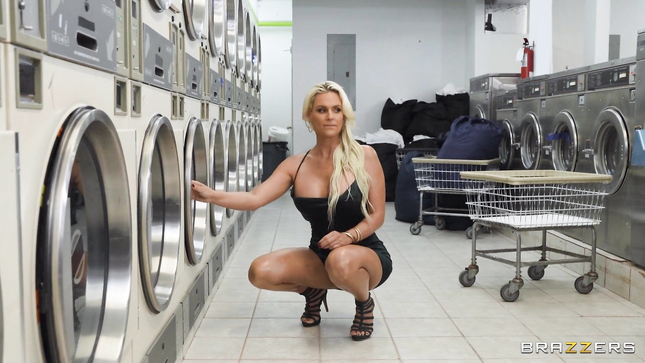 Phoenix Marie змащена, двічі приймає у вузькі отвори