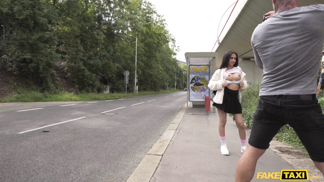 Пасажирки шалять у таксі та просто неба
