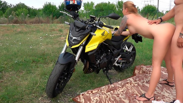 Секс із досвідченою блондинкою серед природи